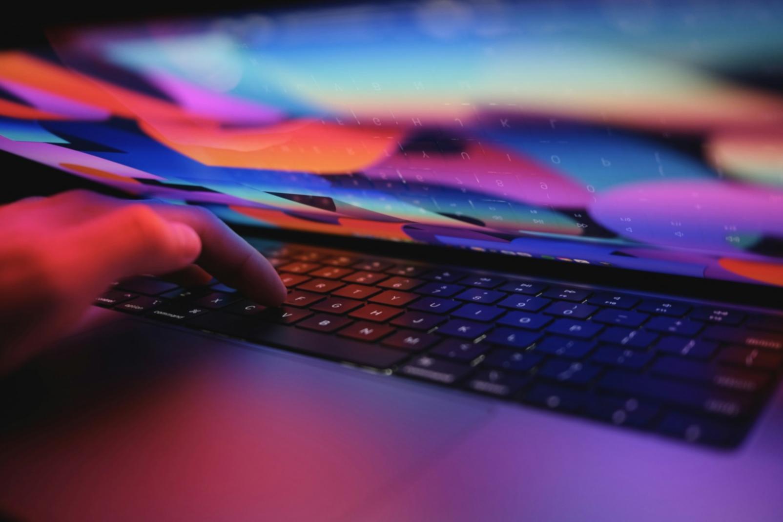 Estudiantes colaborando en un entorno de aprendizaje moderno