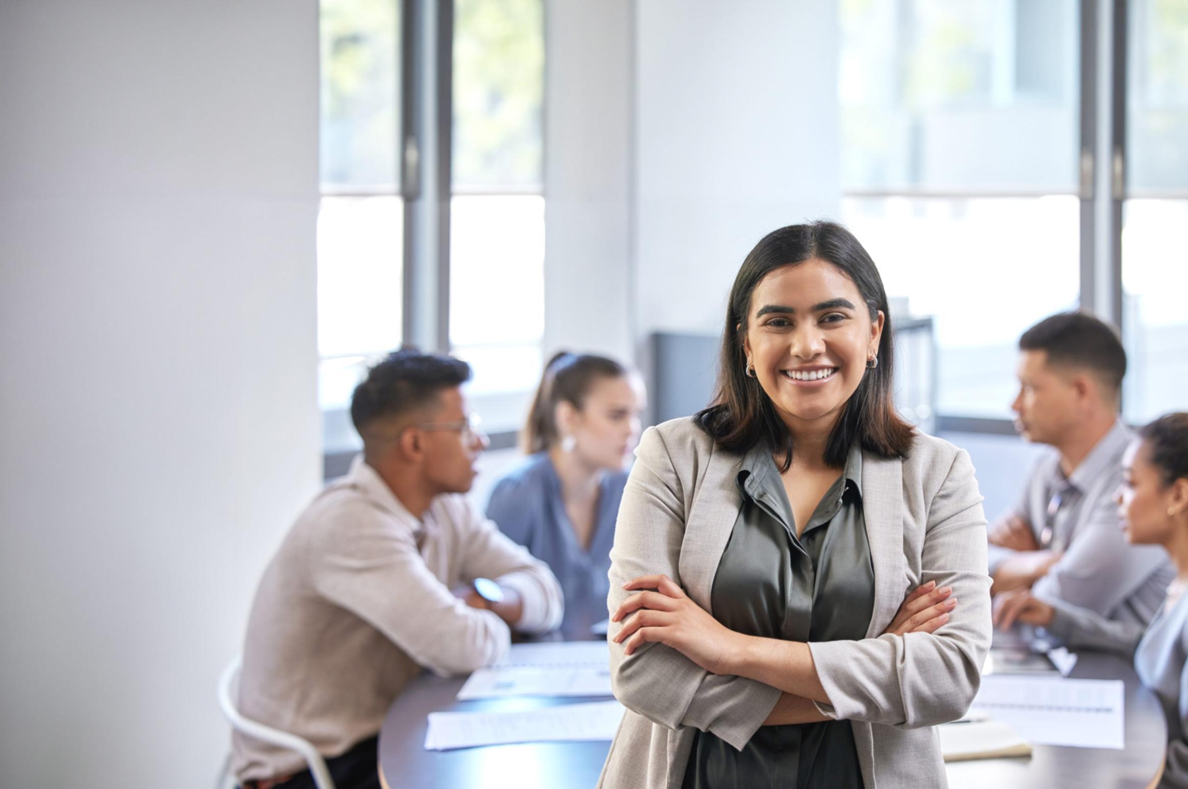 Estudiante trabajando en optimización de contenido desde casa con múltiples pantallas mostrando métricas y herramientas de análisis